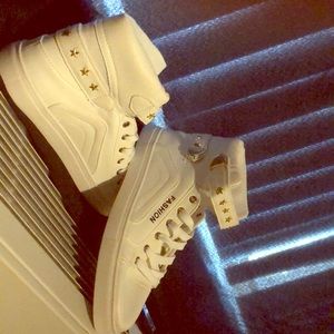 Brand new shoes, never wear them.